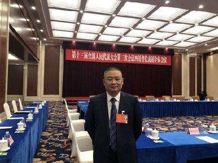 全國人大代表、航空工業(yè)凌峰軍品分廠加工中心班長 全國人大代表、航空工業(yè)凌峰軍品分廠加工中心班長
