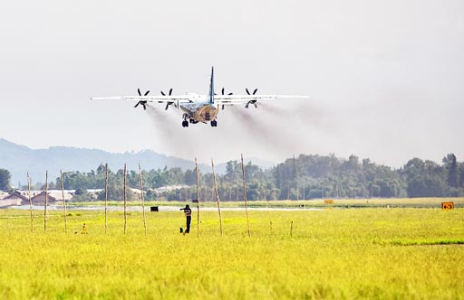 運(yùn)9飛機(jī)緊急起飛，直飛九寨溝地震災(zāi)區(qū)航拍災(zāi)情。 黃軍 攝