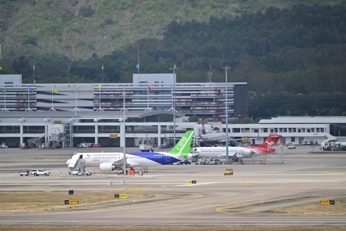 剛剛國產(chǎn)大飛機c919及支線客機ARJ21飛抵三亞，稍后，將從三亞啟程飛往新加坡，參加新加坡航展 攝影曹楠 (2)